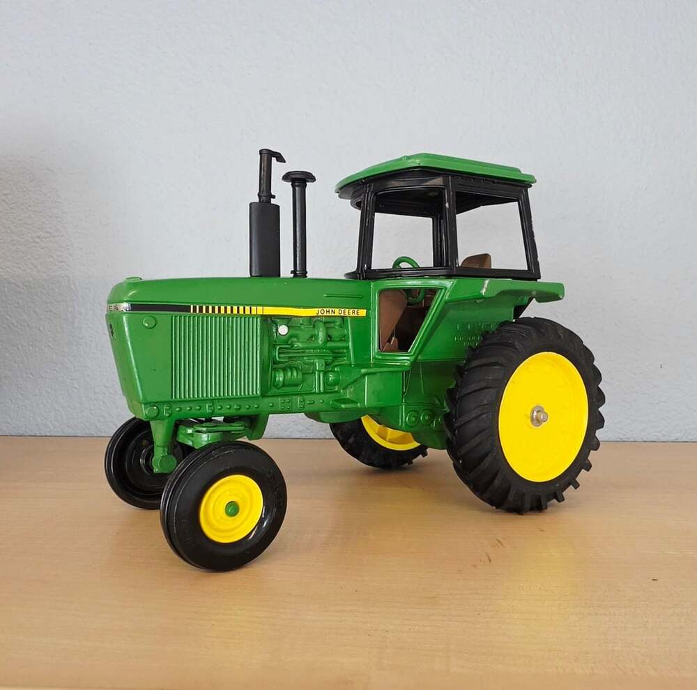 Ertl John Deere 4450 Tractor Diecast Metal Replica 1/16 Black Cab